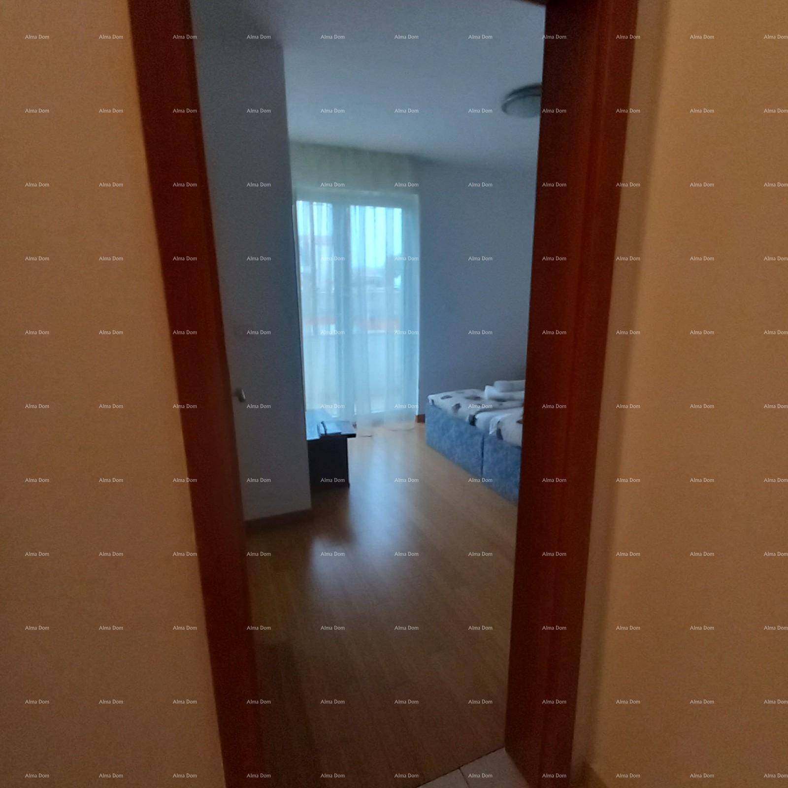 Unscharfer Blick in ein Schlafzimmer mit Holzboden, durch eine Spiegelung sichtbar.