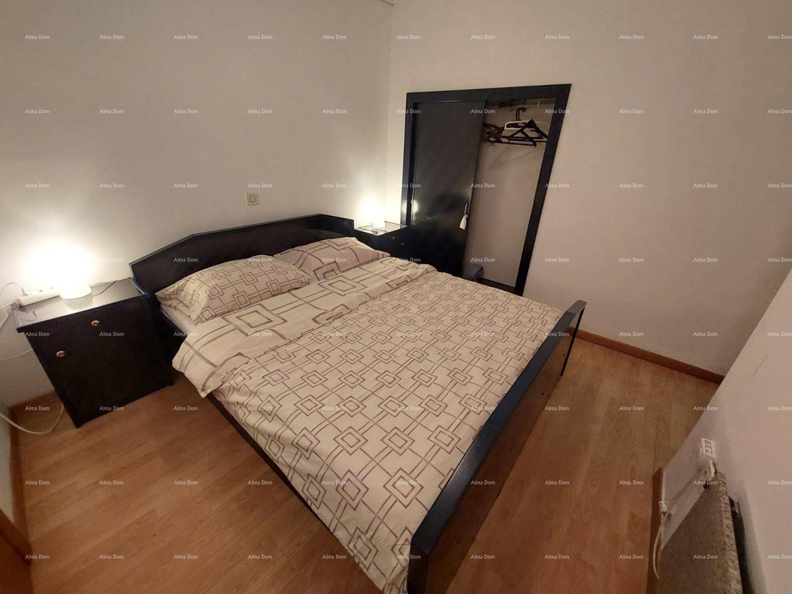 Gemütliches Schlafzimmer mit Doppelbett und hellem Holzboden.