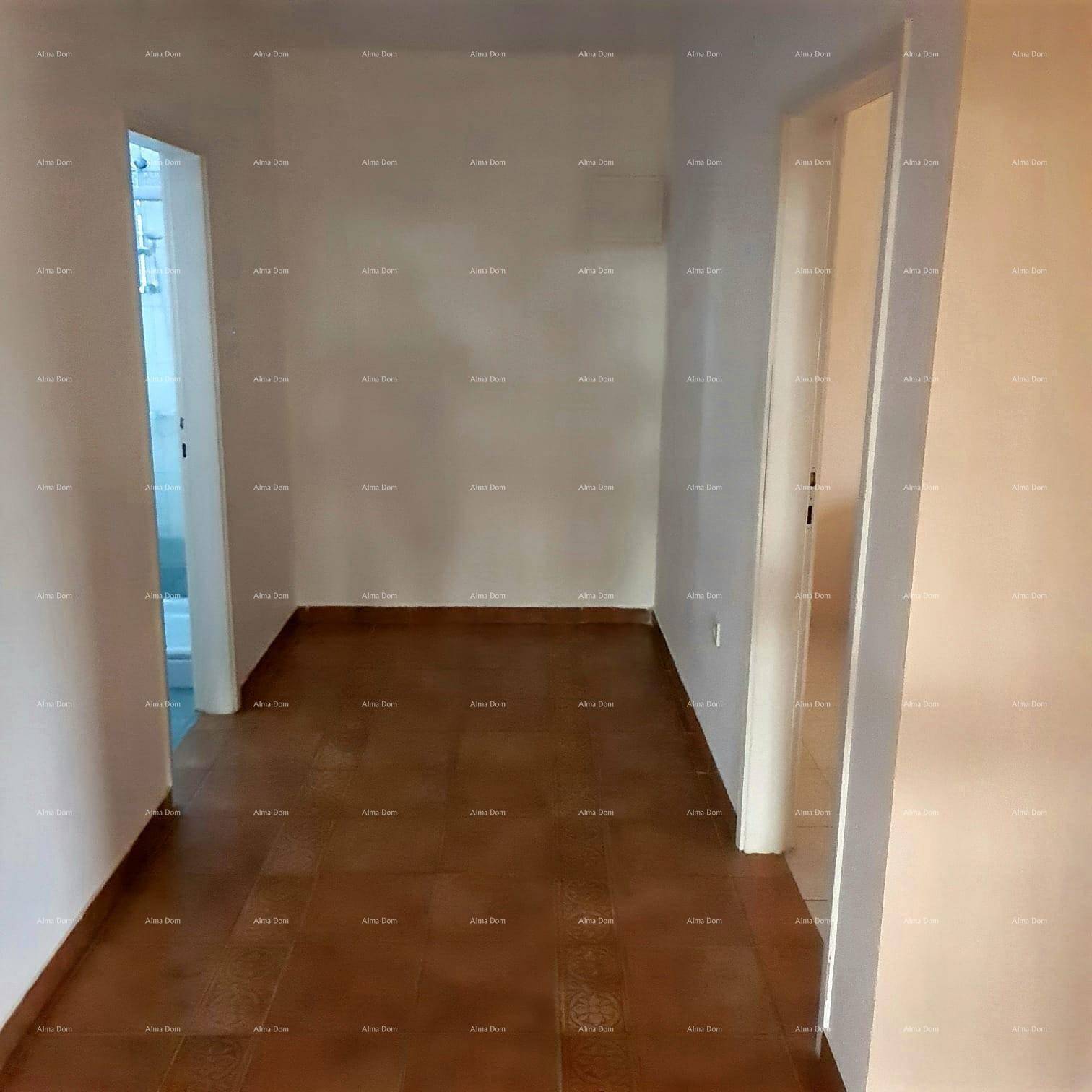 Heller Flur mit Fliesenboden und Zugang zu verschiedenen Räumen des Hauses.