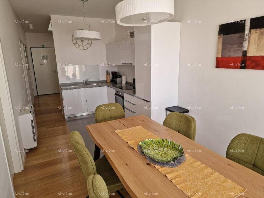 Heller Essbereich mit Holztisch und offener Küche in modernem Design.