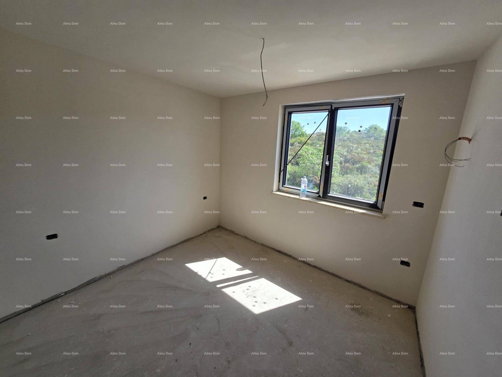 Unfertiges Schlafzimmer mit einem Fenster, das natürliches Licht hereinlässt und einen Blick ins Grüne bietet.