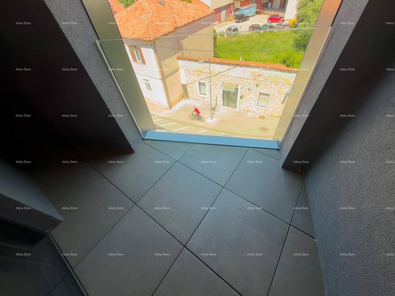 Kleiner Außenbereich mit Fliesenboden und Blick auf die Straße und umliegende Häuser.