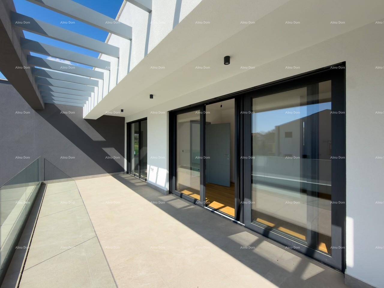 Moderne Terrasse mit Pergola, Glasgeländer und großen Schiebetüren zum Innenbereich.