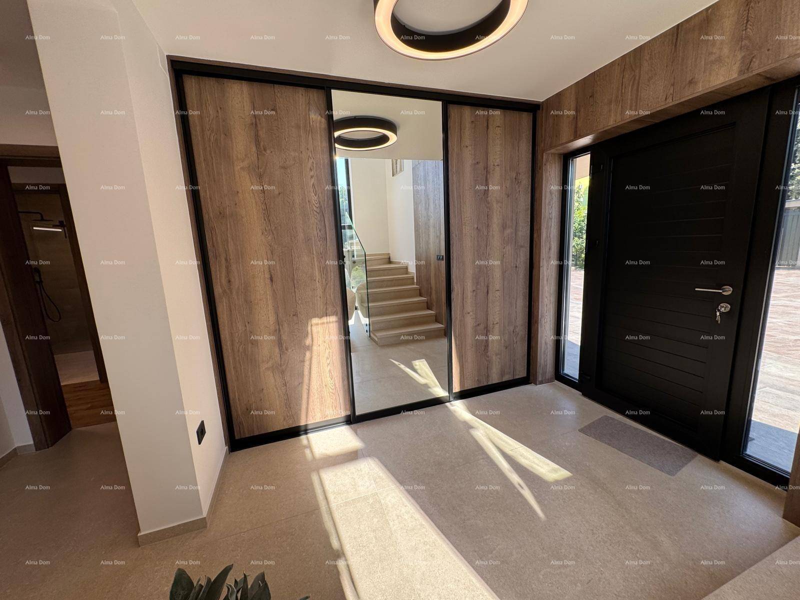 Geräumiger Eingangsbereich mit Holzwänden, Spiegelschränken und moderner Deckenbeleuchtung.
