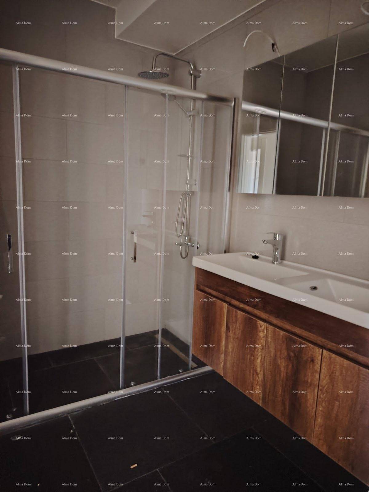 Modernes Badezimmer mit Duschkabine, Einzelwaschbecken und Holzunterschrank.