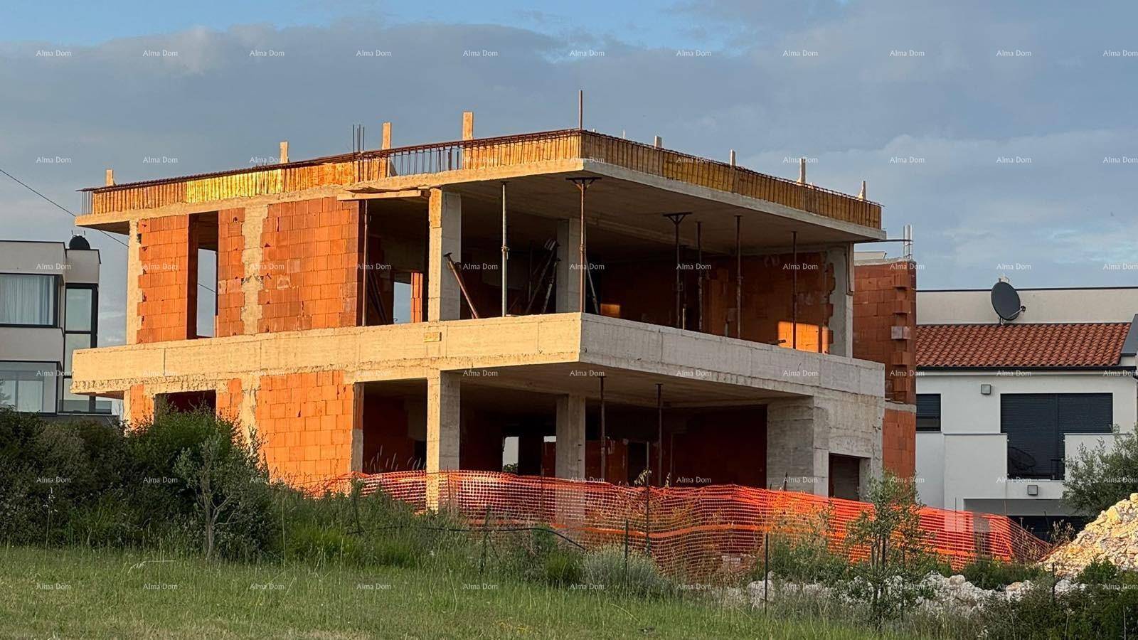 Rohbau eines modernen Hauses mit Ziegelwänden und Betondecken im Bau.
