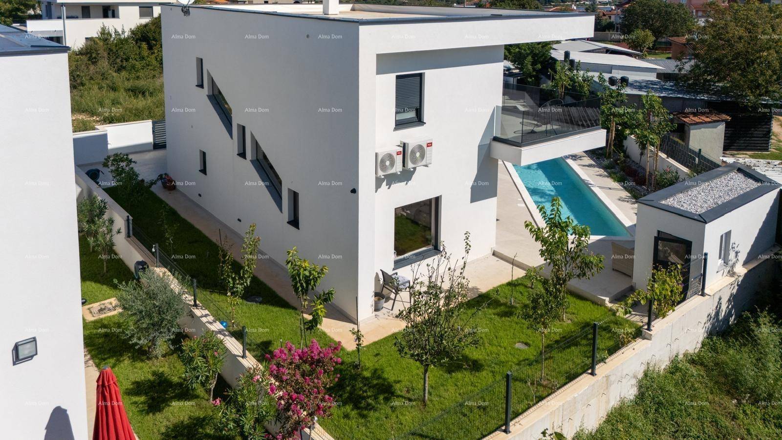 Seitenansicht der modernen Villa mit grünem Rasen, kleinen Bäumen und Klimaanlagen.