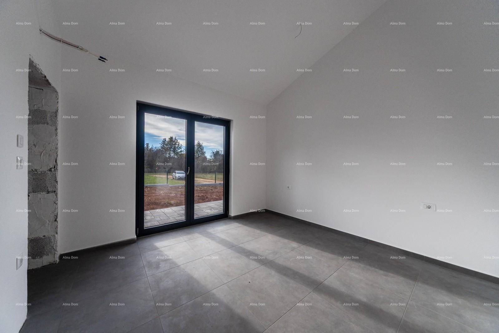 Unmöblierter Raum mit großen Glastüren, die Zugang zum Außenbereich bieten und viel Licht hereinlassen.