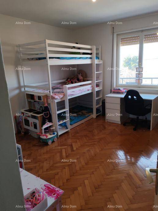 Kinderzimmer mit Etagenbett, Schreibtisch und Parkettboden, ideal für Geschwister.