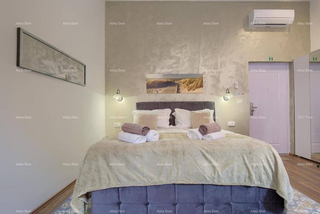 Geräumiges Schlafzimmer mit Doppelbett, Klimaanlage und dekorativer Wandgestaltung.
