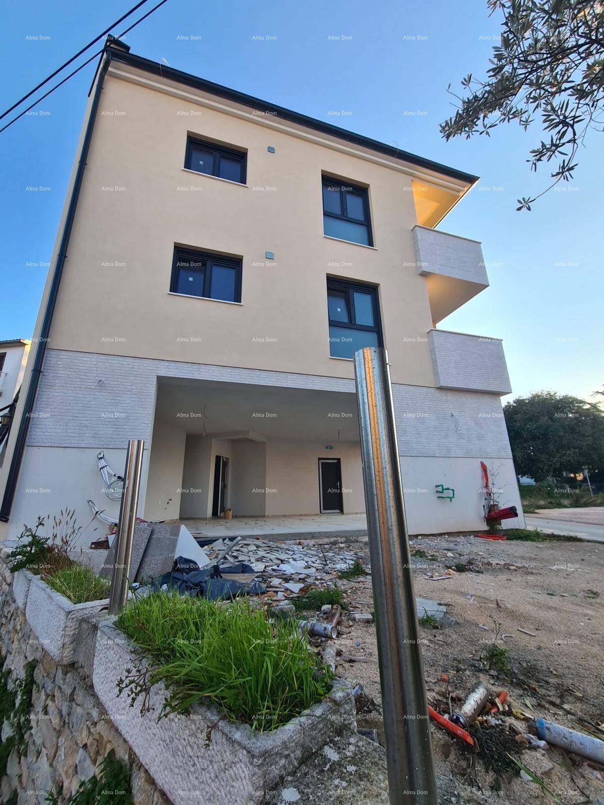 Neubau-Mehrfamilienhaus mit moderner Architektur und Balkonen, umgeben von einer Baustelle.