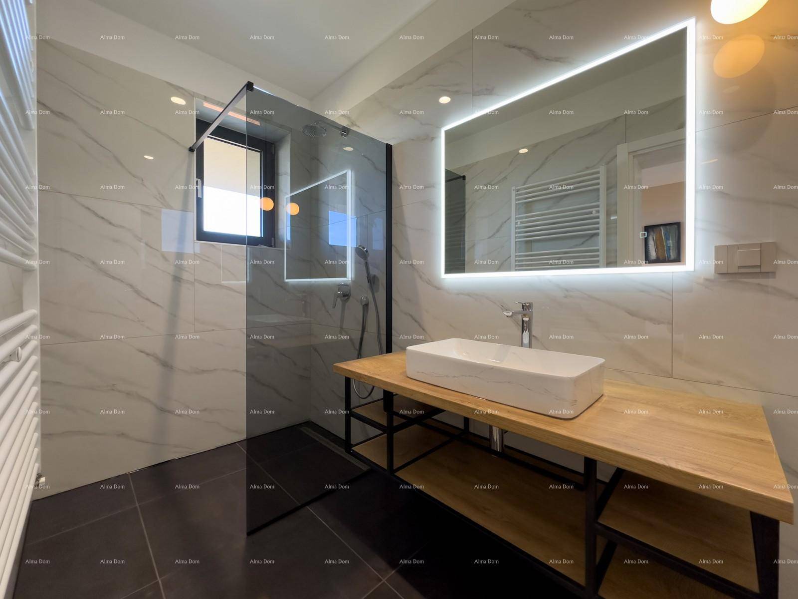 Modernes Badezimmer mit begehbarer Dusche, Einzelwaschbecken und beheiztem Handtuchhalter.