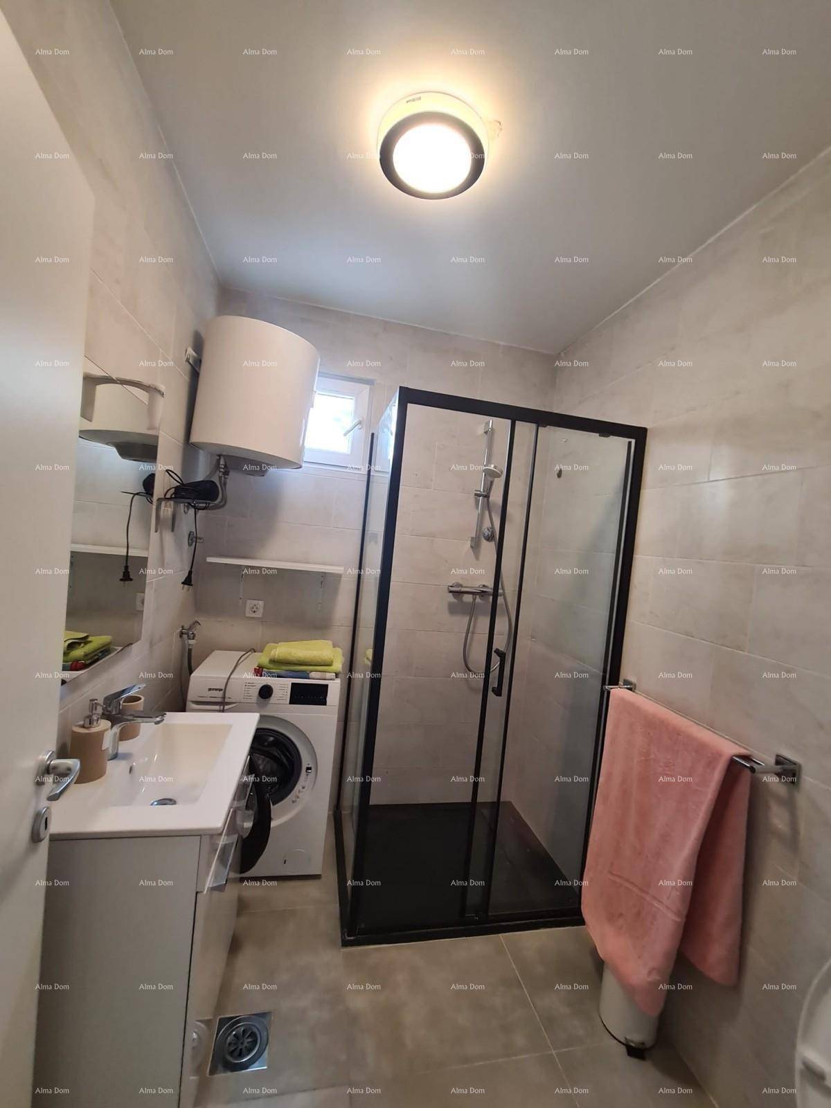 Modernes Badezimmer mit Duschkabine, Waschbecken und integrierter Waschmaschine.