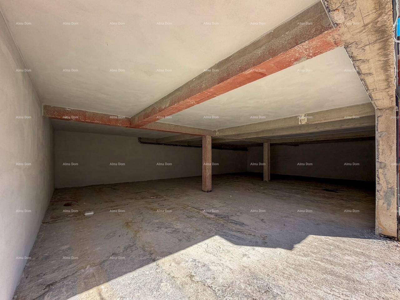 Geräumiger, unfertiger Garagen- oder Kellerraum mit Betonboden und sichtbaren Deckenbalken.