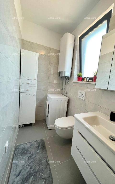 Modernes Badezimmer mit Waschmaschine, WC und Fenster für Tageslicht.