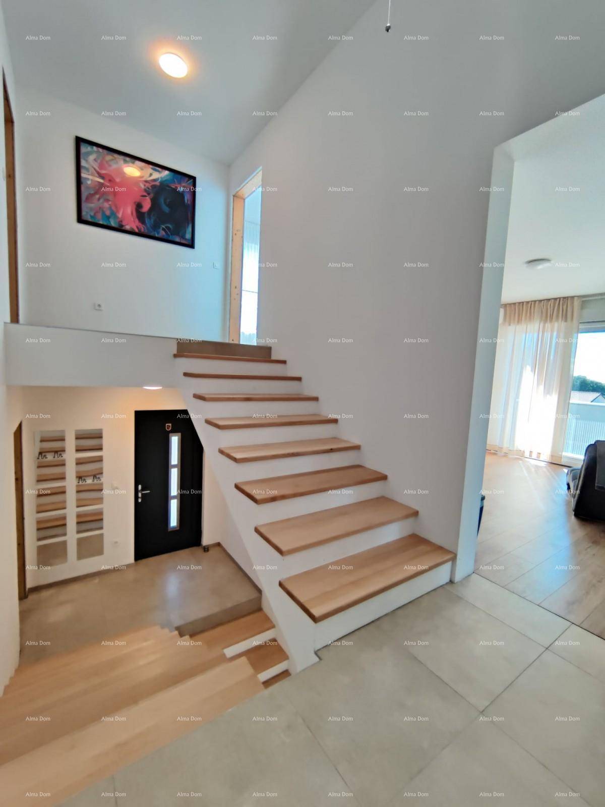 Moderner Eingangsbereich mit Holztreppe, Fliesenboden und viel natürlichem Licht.