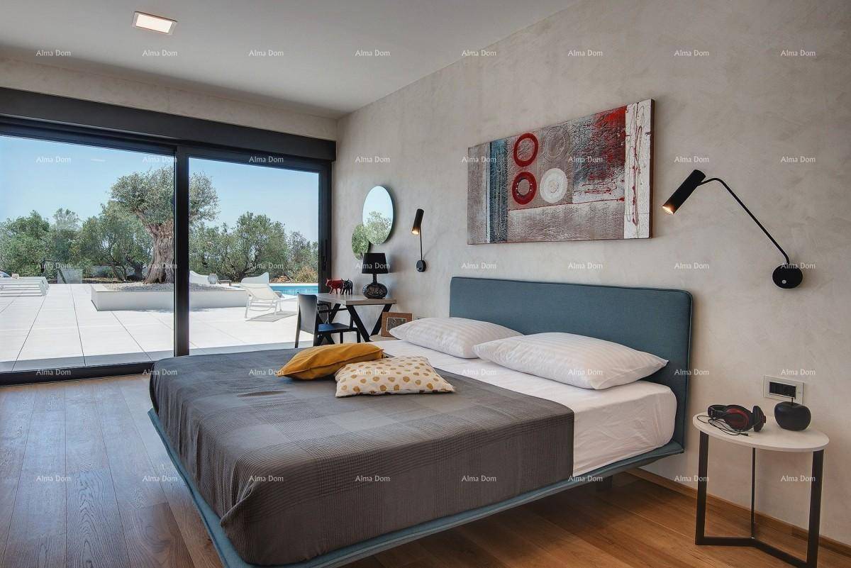Helles Schlafzimmer mit Doppelbett, Holzboden und direktem Zugang zum Poolbereich im Freien.