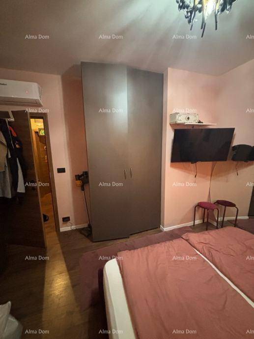 Schlafzimmer mit großem Kleiderschrank, Doppelbett und Klimaanlage, praktisch und funktional eingerichtet.