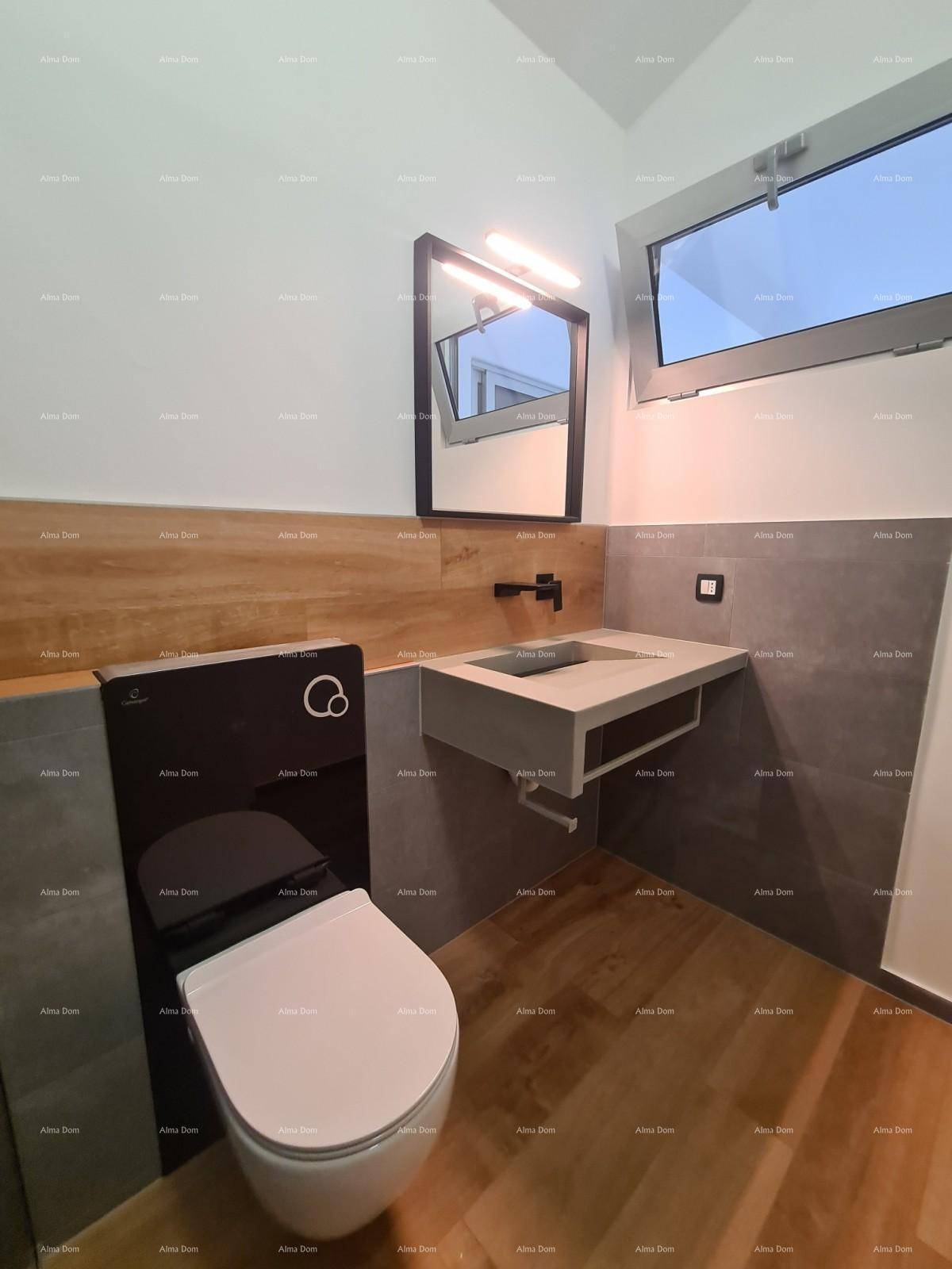 Modernes Badezimmer mit Holzakzenten, Hänge-WC und einem Fenster.