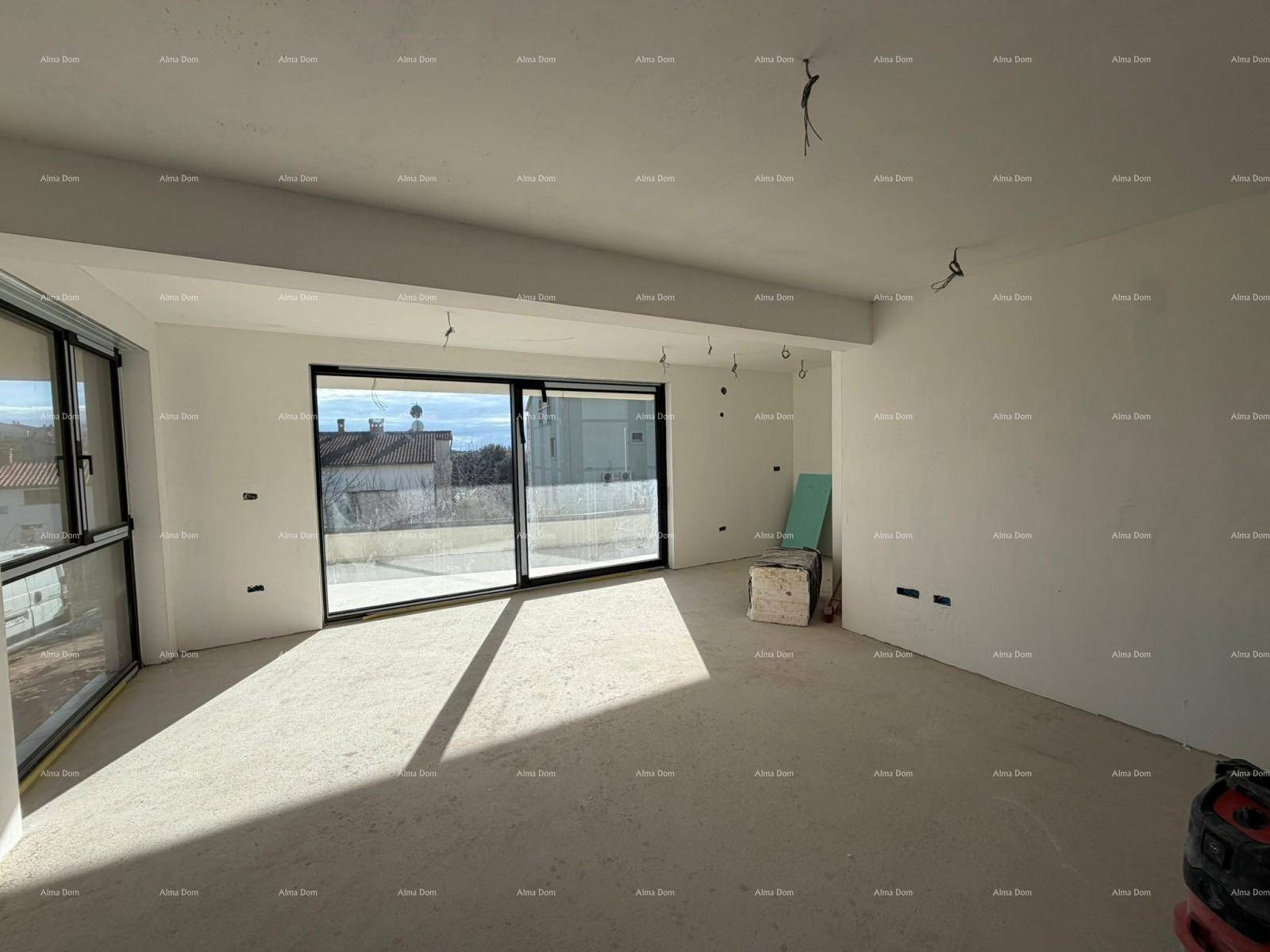 Heller Rohbau-Wohnbereich mit großen Schiebefenstern, die viel Sonnenlicht hereinlassen und eine weite Aussicht bieten.