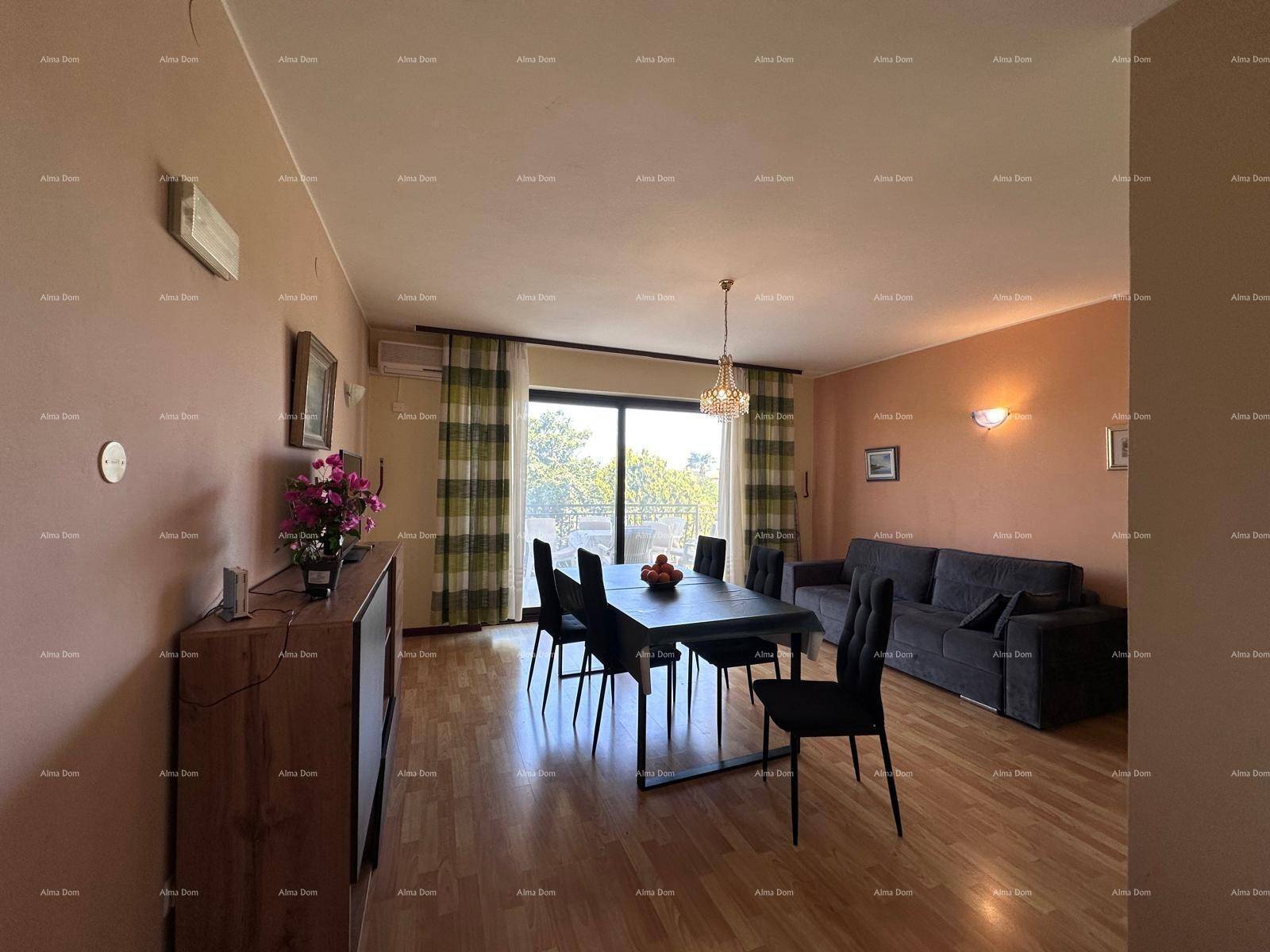 Geräumiger Wohn-Essbereich mit Holzboden, Esstisch und Sofa, ideal für geselliges Beisammensein.