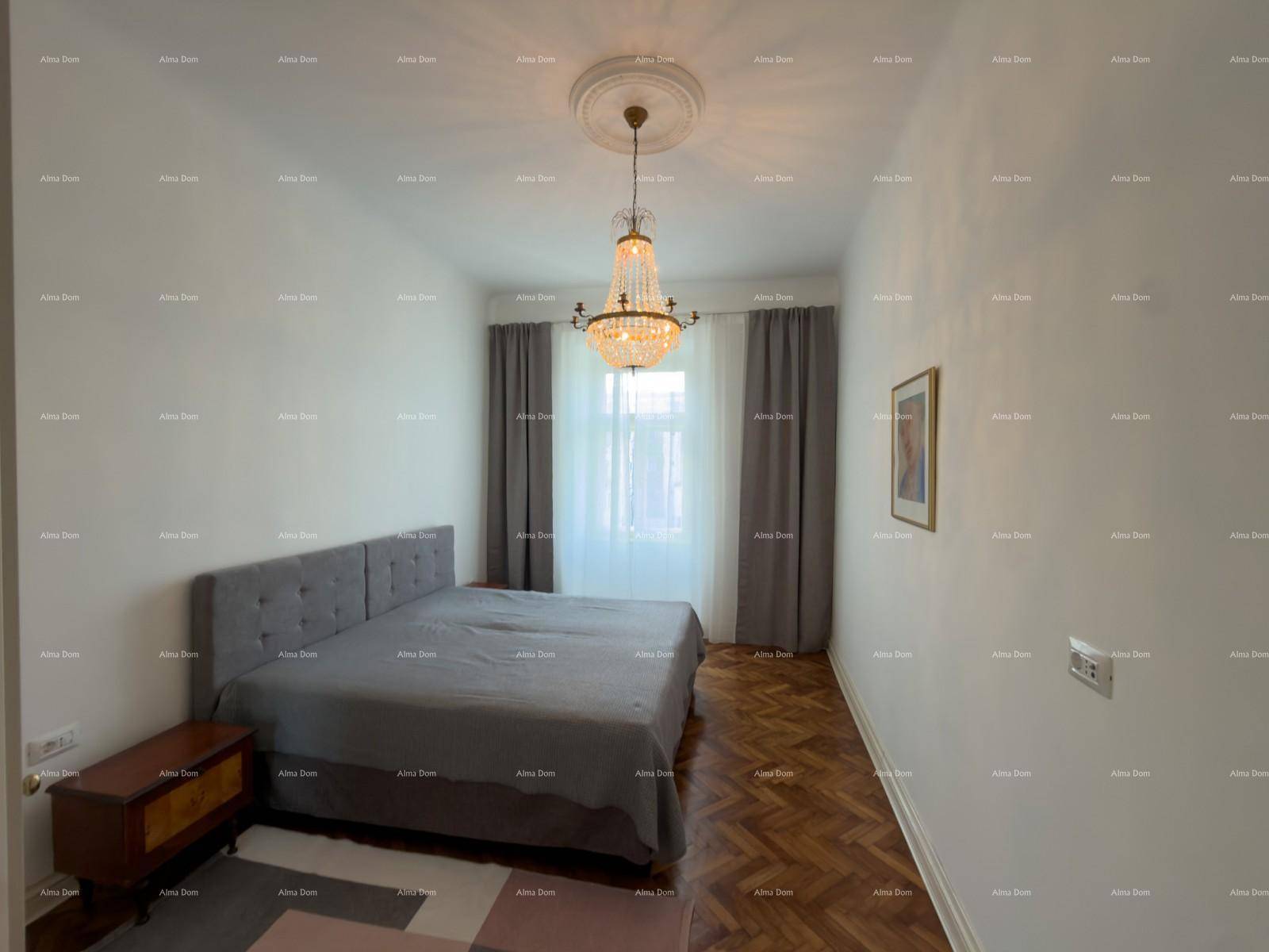 Gemütliches Schlafzimmer mit Doppelbett, Nachttisch und Fenster mit grauen Vorhängen.