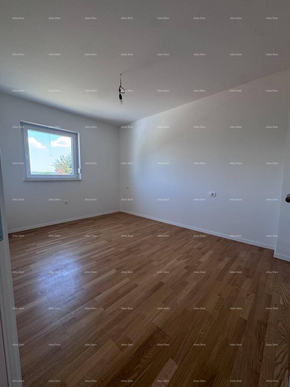 Helles Schlafzimmer mit Holzparkettboden und einem Fenster, bereit zur individuellen Gestaltung.