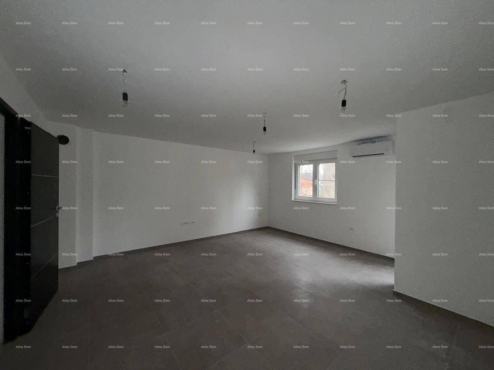 Geräumiges, leeres Wohnzimmer mit Fliesenboden und Fenster für viel Tageslicht.