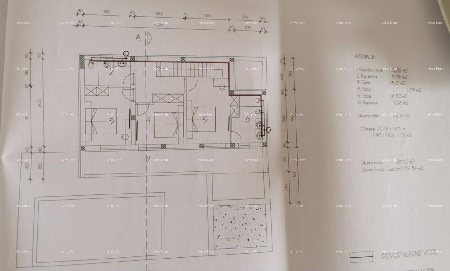 Grundriss des Obergeschosses mit drei Schlafzimmern und einem Badezimmer.