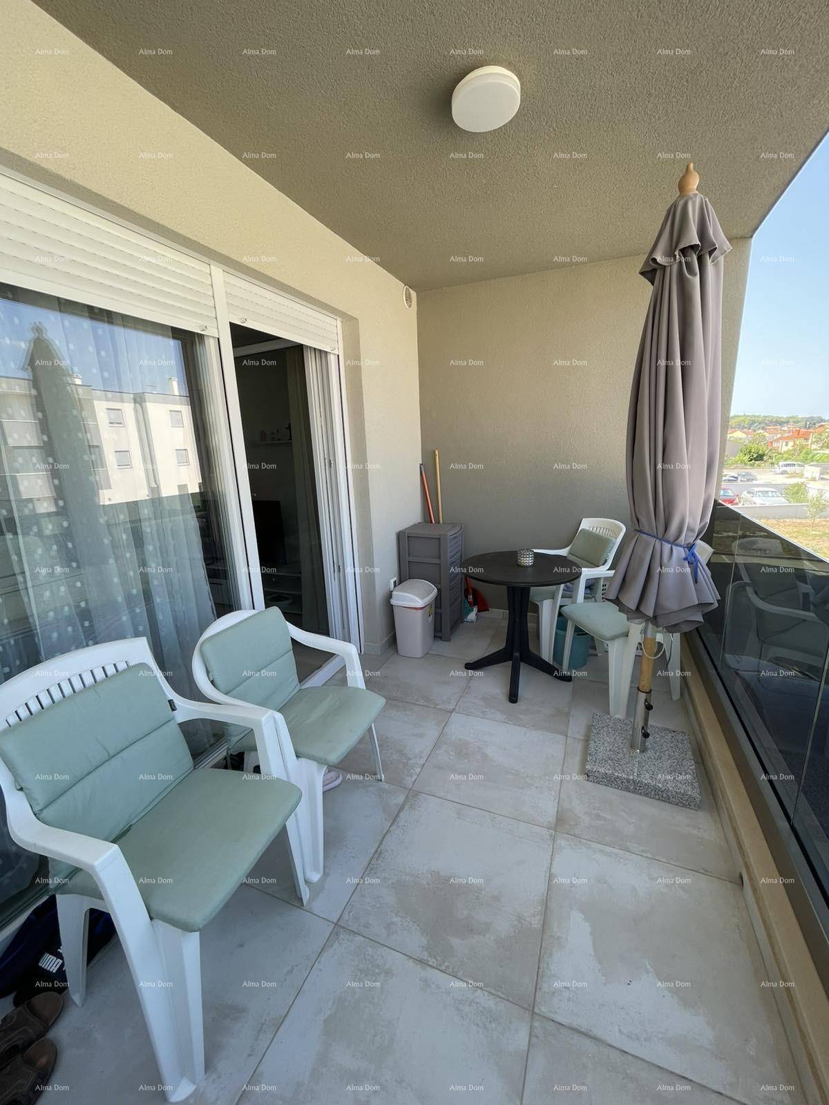 Heller Balkon mit Tisch, Stühlen und Sonnenschirm für entspannte Stunden im Freien.