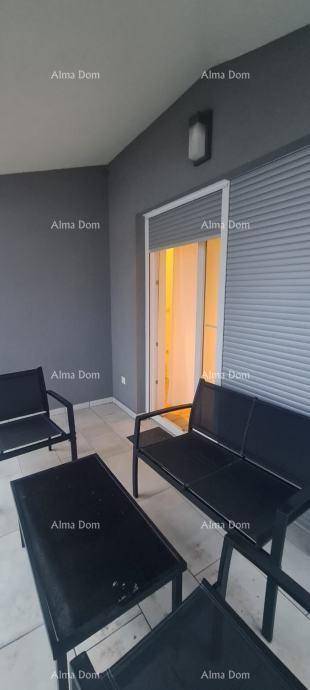 Balkon mit modernen Outdoor-Möbeln und Rollläden.