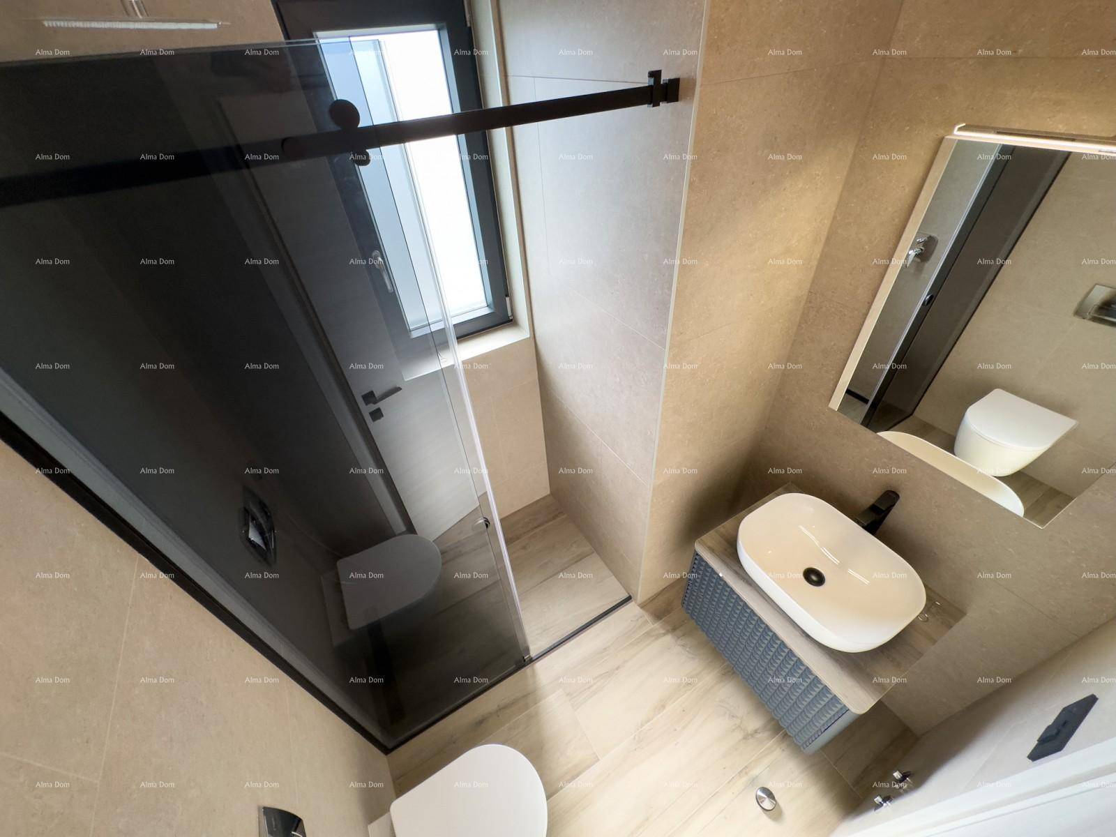 Draufsicht auf ein modernes Badezimmer mit begehbarer Dusche und elegantem Waschbecken.