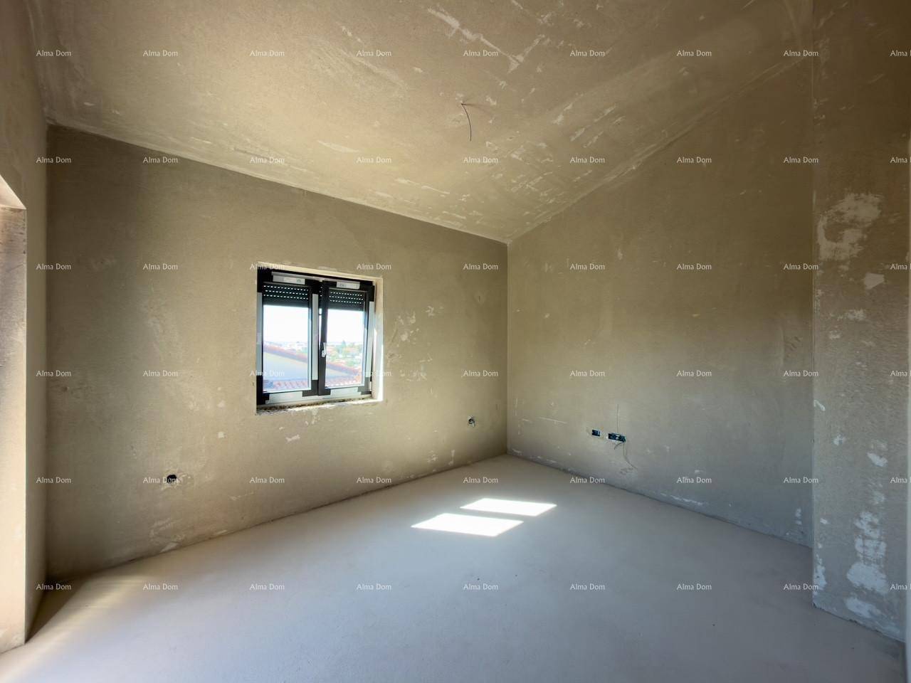 Unfertiger Raum mit einem Fenster, das Tageslicht hereinlässt, und rohen Wänden.