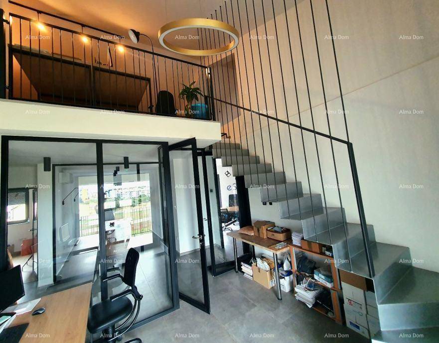 Offener Bürobereich mit Galerie und moderner Treppe, viel Glas und natürlichem Licht.