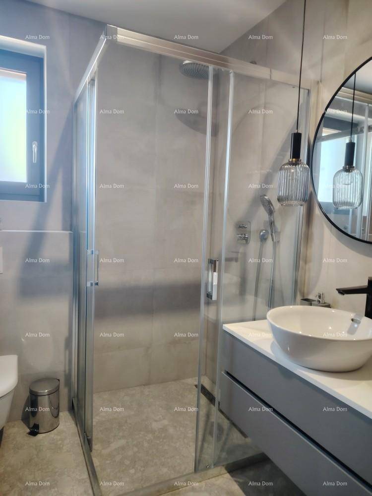 Stilvolles Badezimmer mit begehbarer Dusche, Aufsatzwaschbecken und rundem Spiegel.