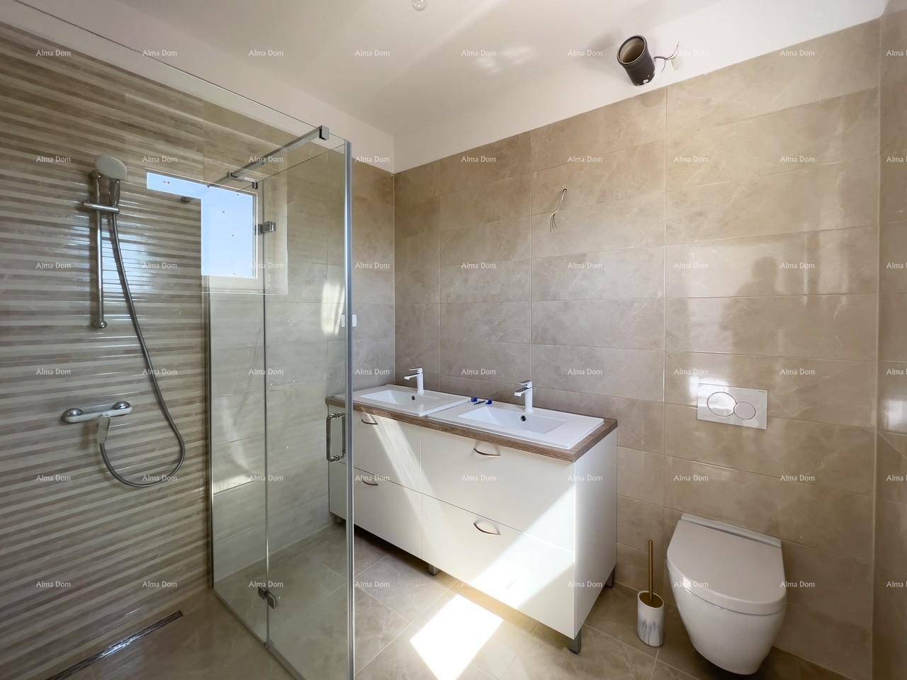 Modernes Badezimmer mit doppelten Waschbecken, begehbarer Dusche und Wand-WC.