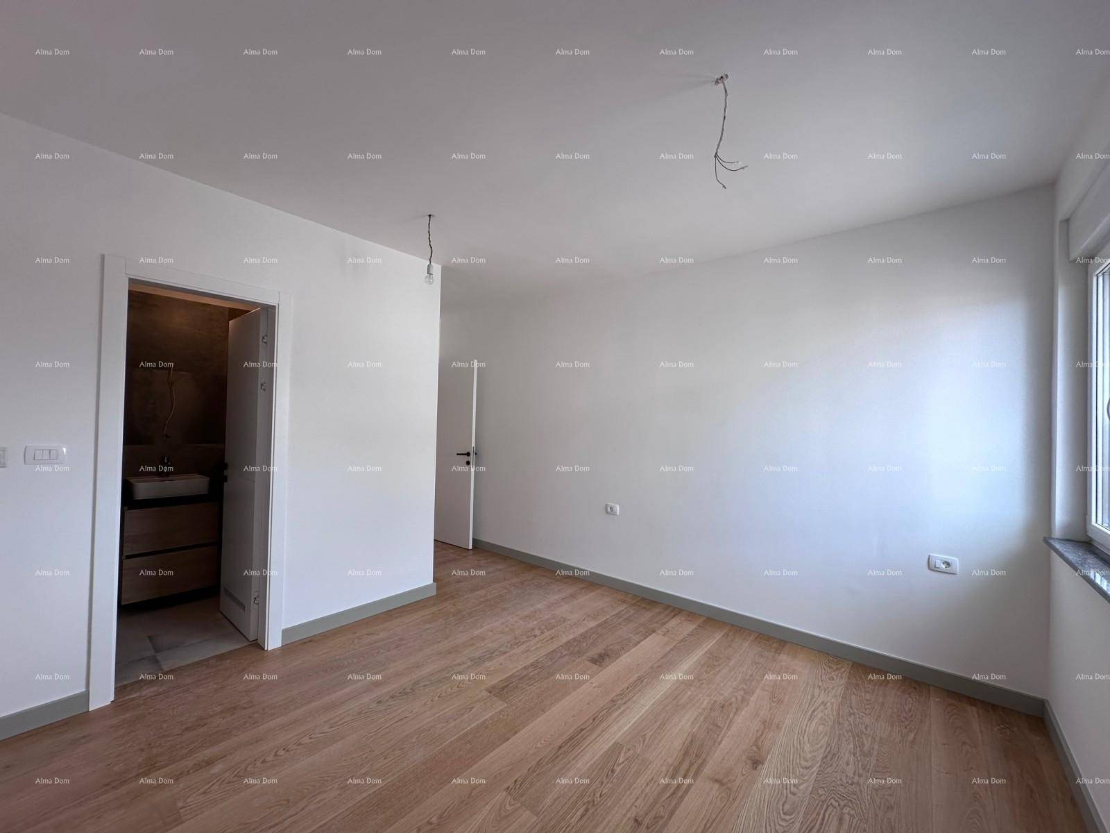 Helles, unmöbliertes Schlafzimmer mit Holzboden und Fenster, bereit zur individuellen Gestaltung.