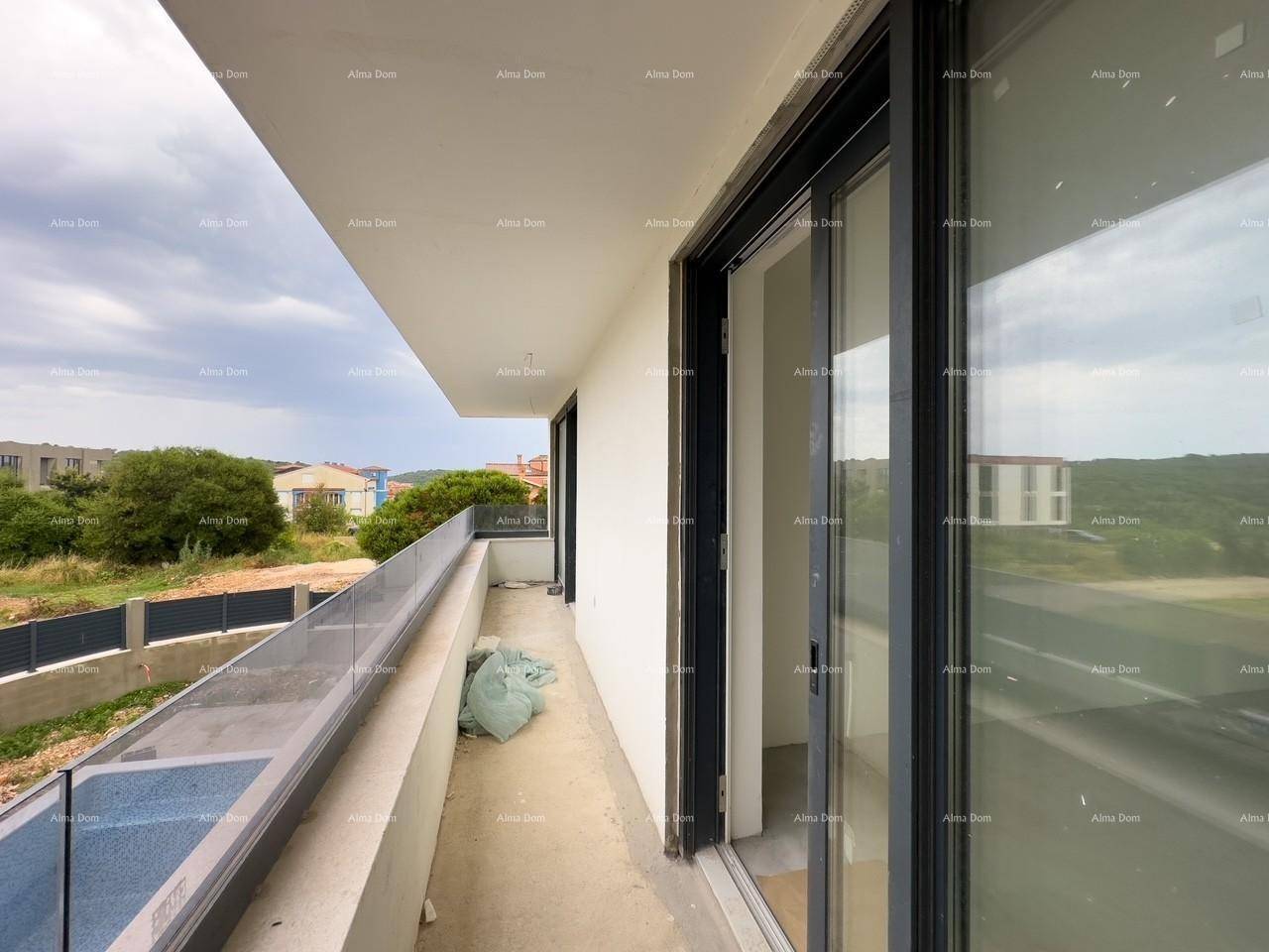 Langer Balkon im Bau mit Glasgeländer und Blick auf die grüne Umgebung.