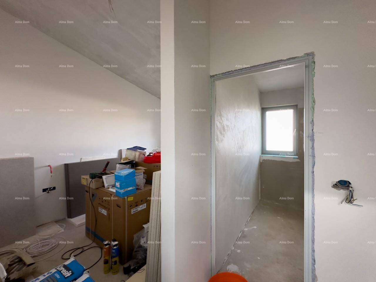 Zwei unfertige Innenräume mit Fenster und Baumaterialien, noch im Rohbauzustand und mit Tageslicht.