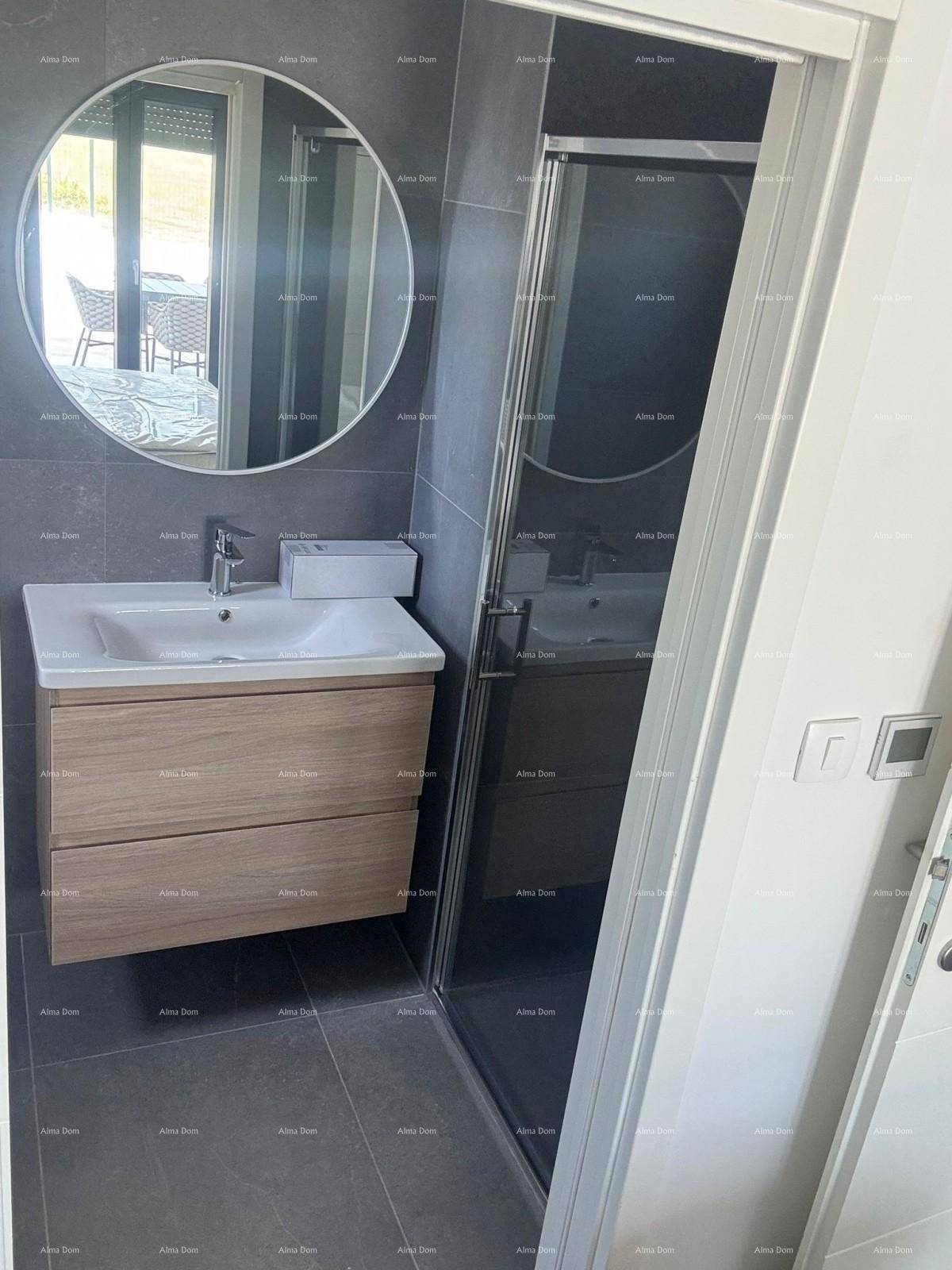 Modernes Badezimmer mit schwebendem Waschtisch, rundem Spiegel und begehbarer Dusche.