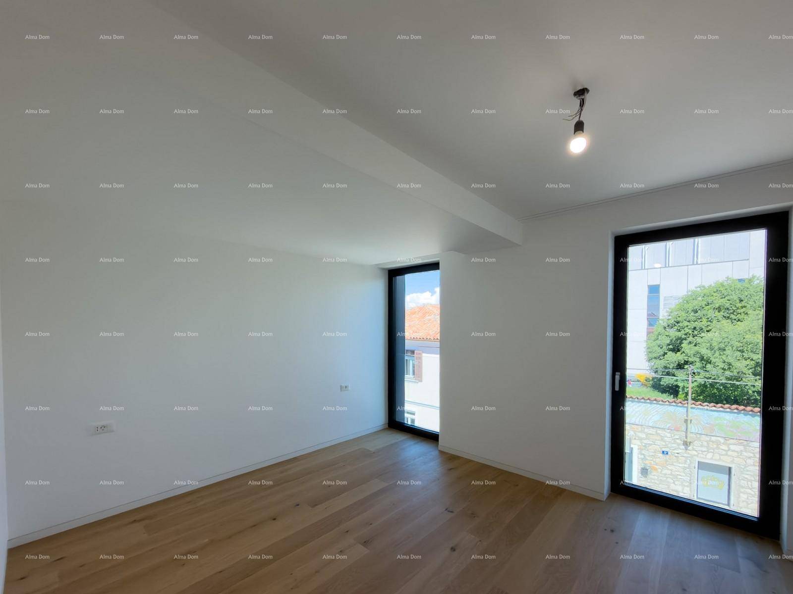 Geräumiger Wohnbereich mit Holzboden und großen Fenstern, bietet viel natürliches Licht.