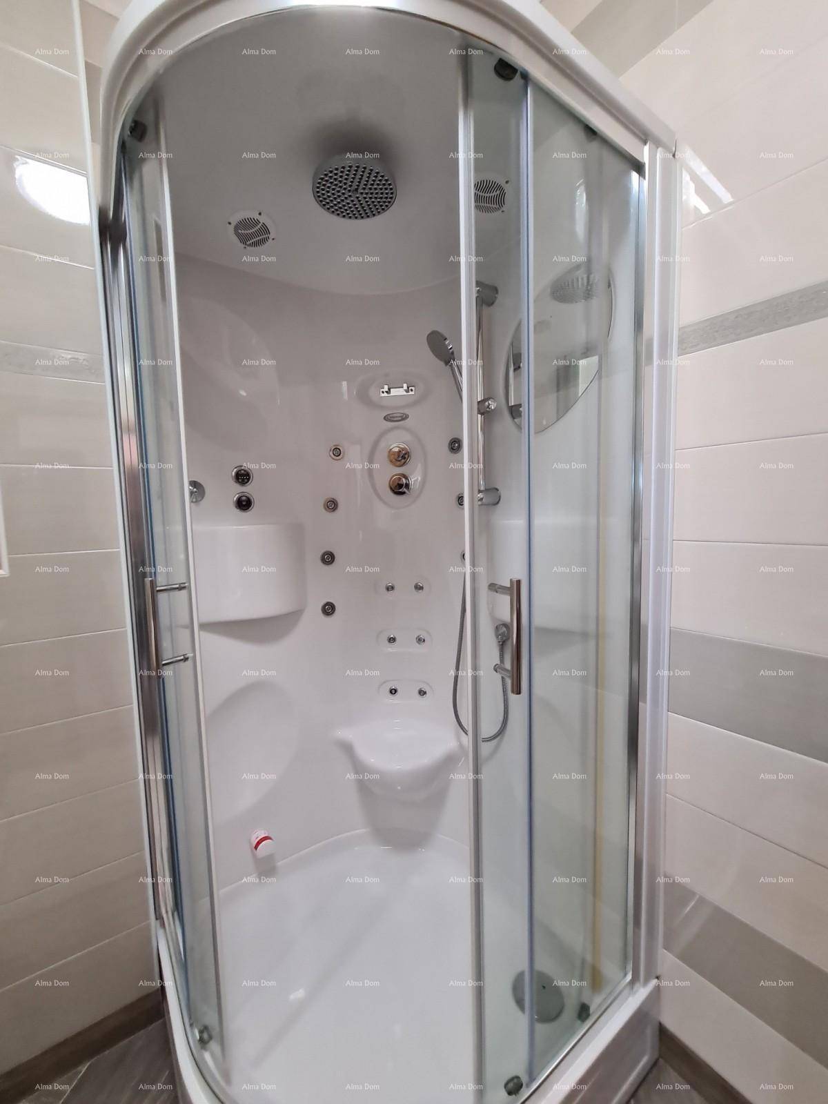 Geräumige Duschkabine mit Hydromassage-Funktionen und integriertem Sitzbereich.