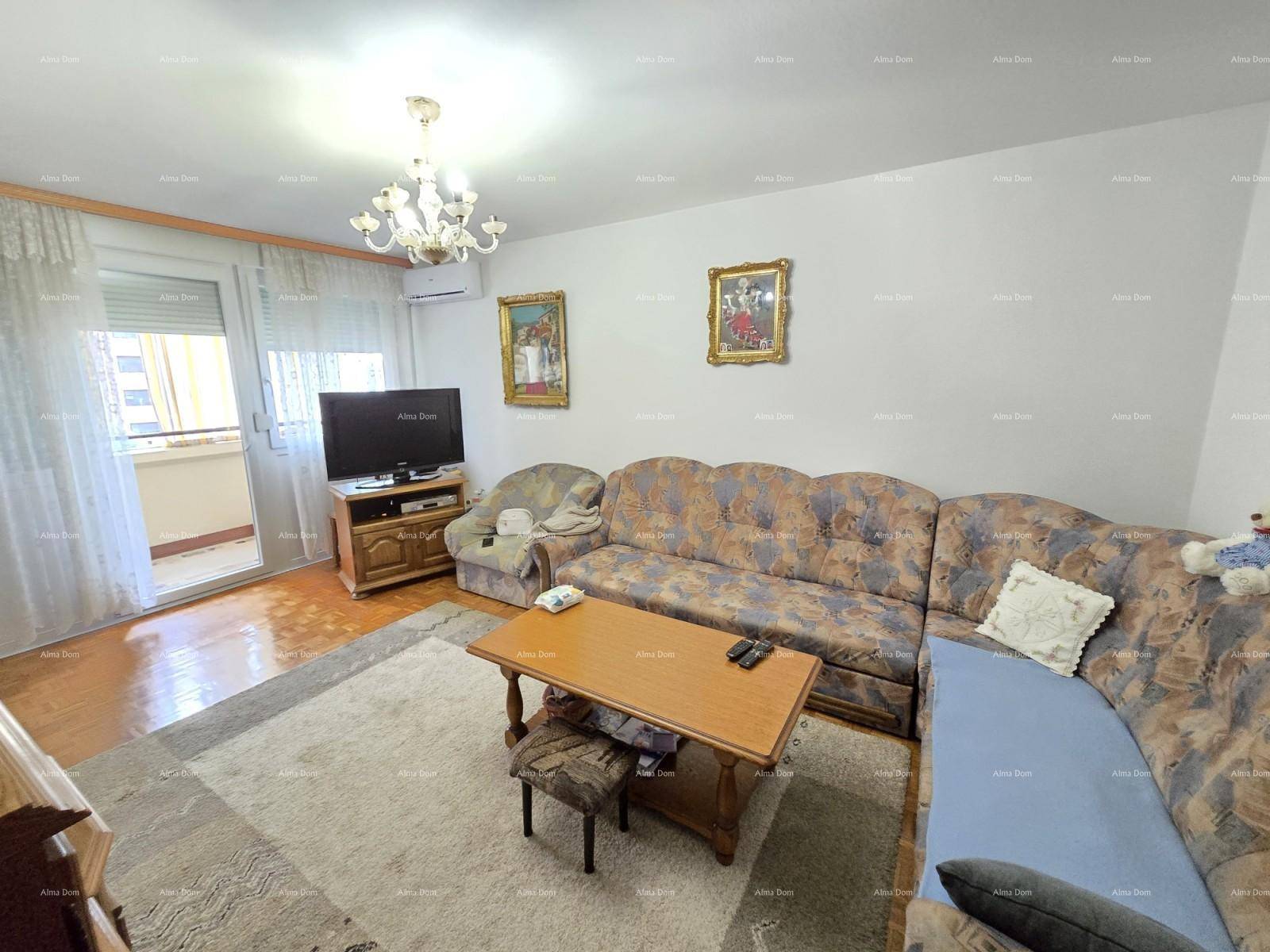 Gemütliches Wohnzimmer mit Ecksofa, Holzboden und Zugang zum Balkon.