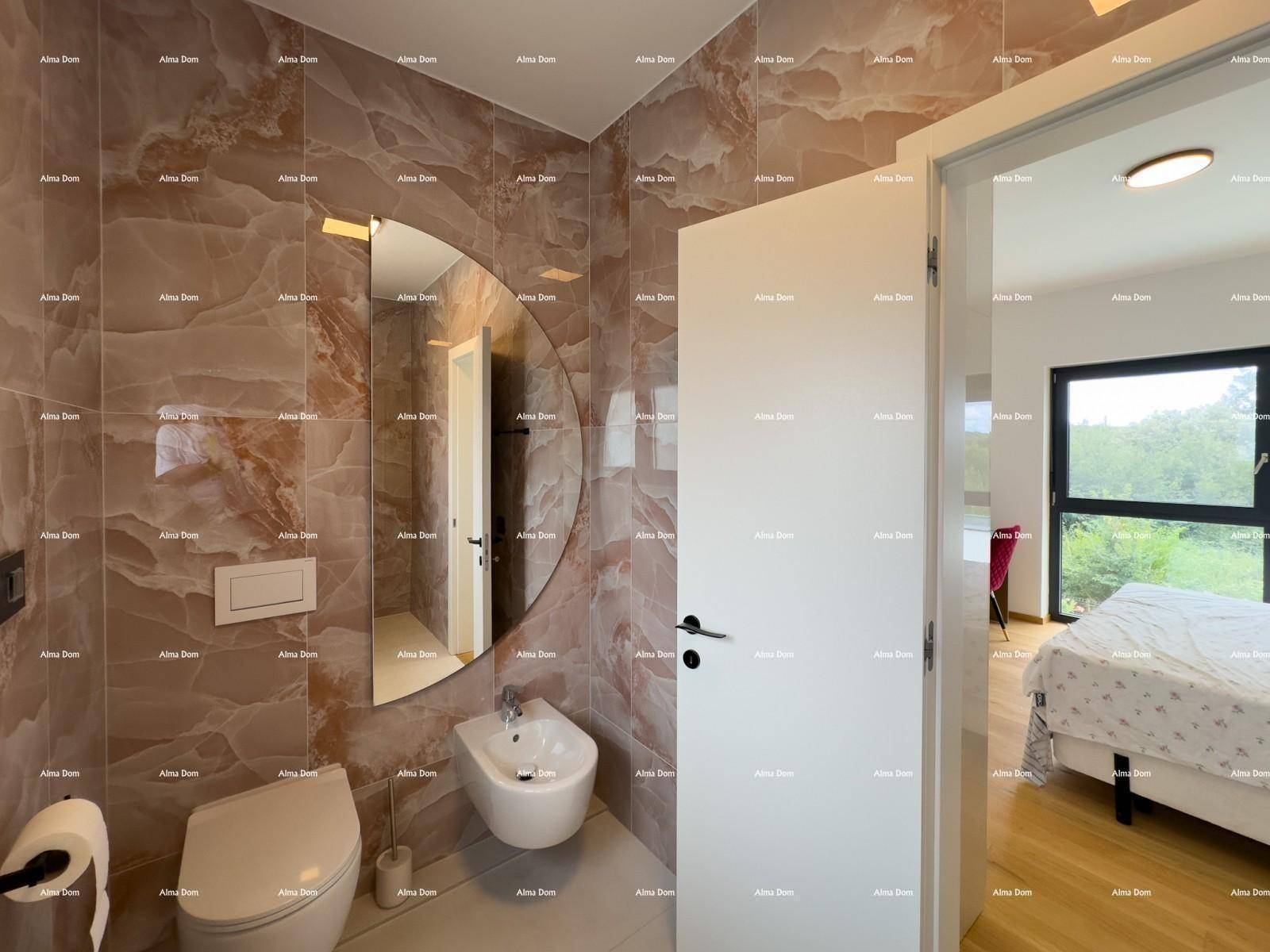 Modernes Badezimmer mit Bidet, Wand-WC und eleganten Marmorfliesen, angrenzend an ein Schlafzimmer.