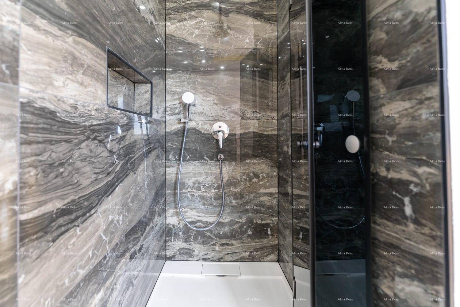 Moderne Duschkabine mit eleganten Marmorfliesen und hochwertigen Armaturen.