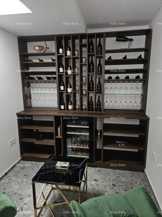 Stilvoller Weinkeller mit integriertem Weinkühlschrank und gemütlicher Sitzecke.