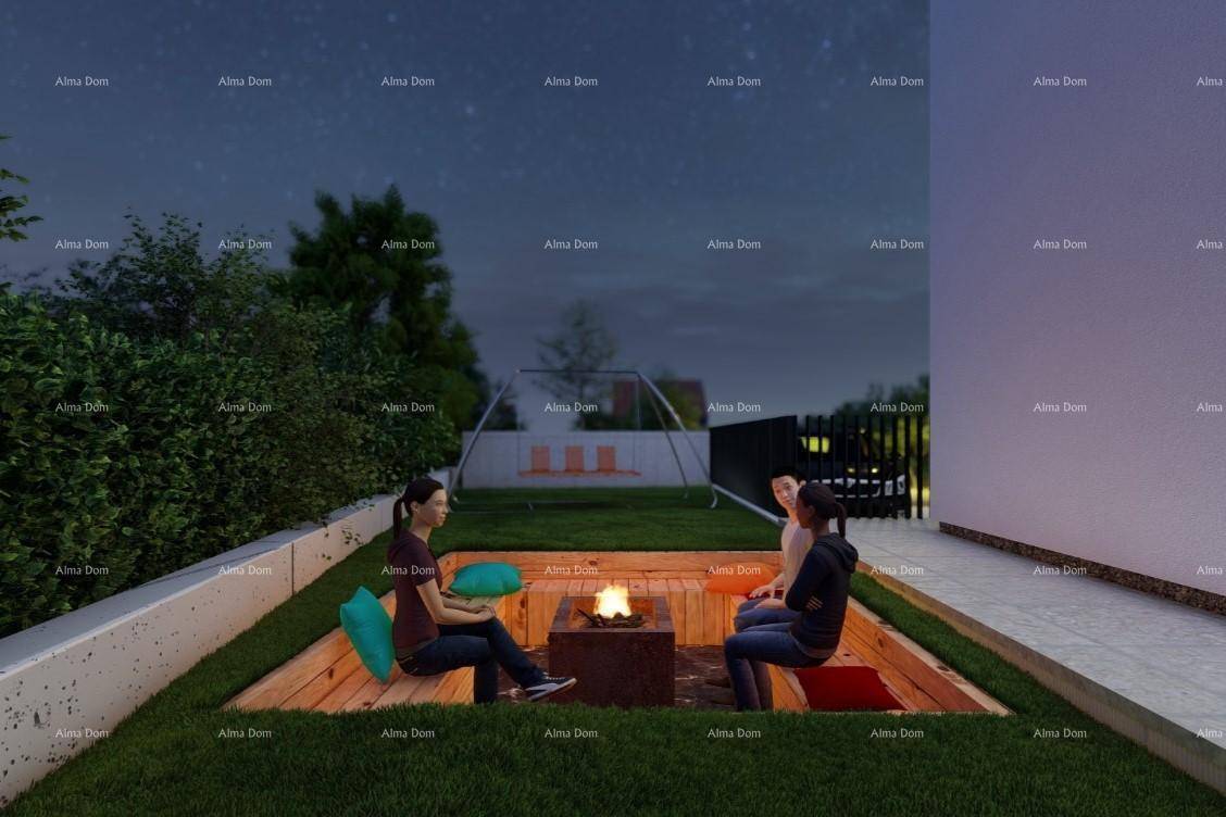 Abendliche Atmosphäre im Garten mit brennender Feuerstelle und entspannten Sitzgelegenheiten.