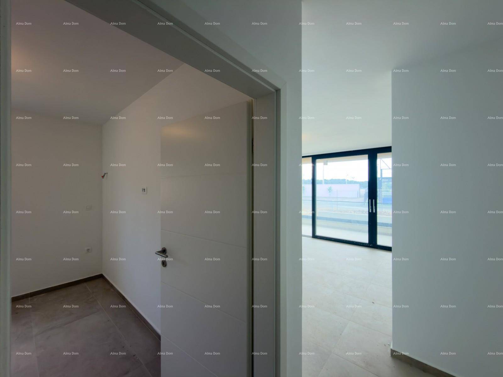 Heller Flur mit Zugang zu einem Zimmer und dem offenen Wohnbereich.