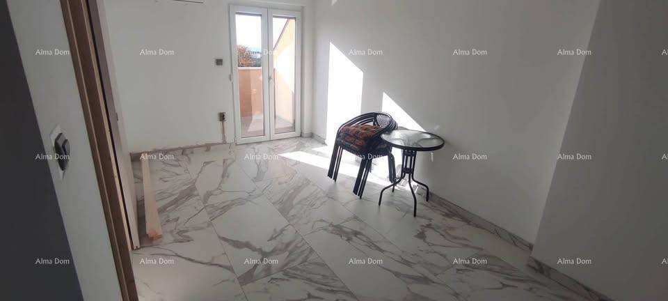 Leerer Raum mit Marmoroptik-Fliesenboden, kleinem Tisch und Zugang zu einem Balkon.