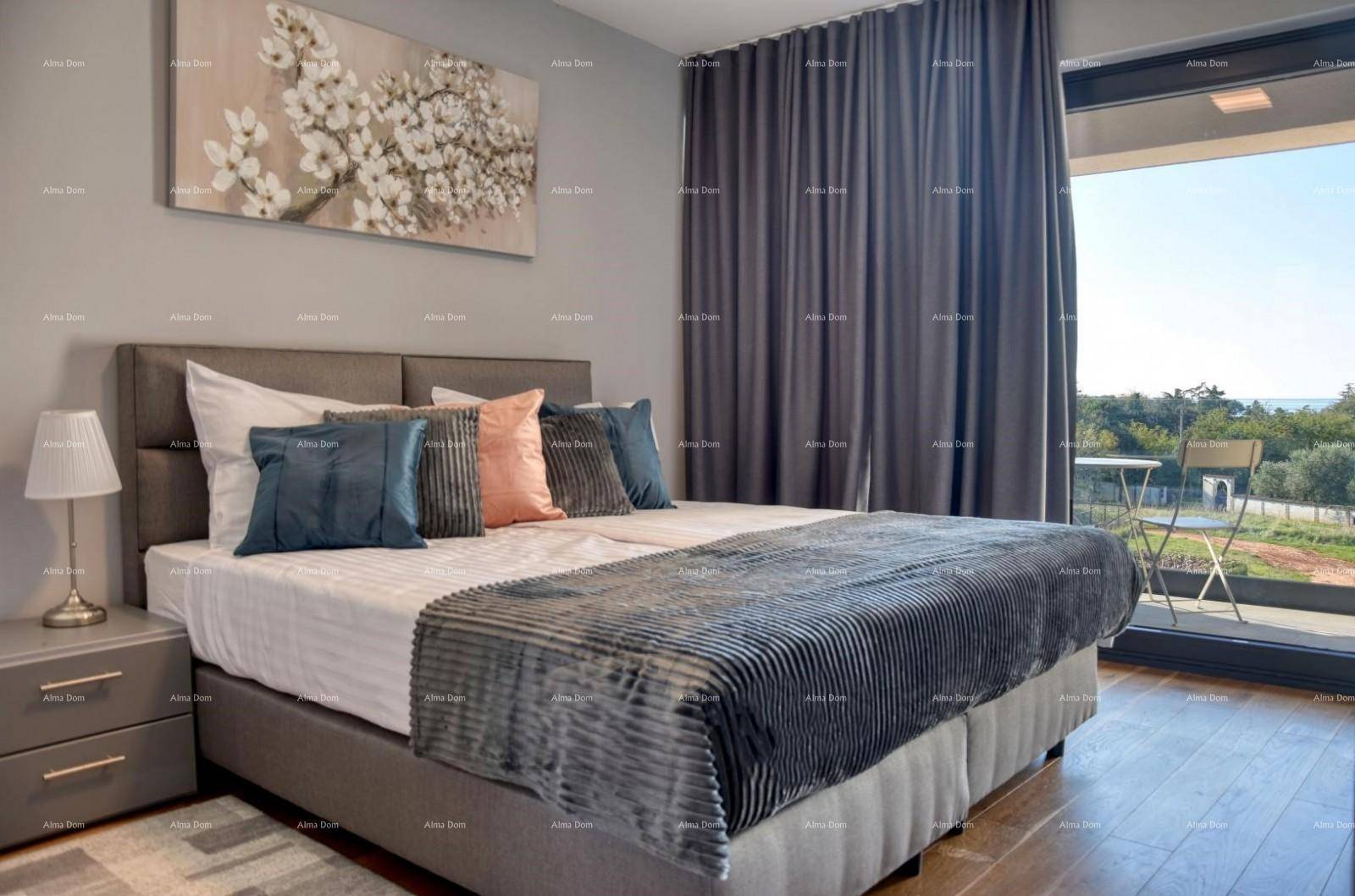 Gemütliches Schlafzimmer mit Doppelbett, Holzboden und Zugang zu einem Balkon mit grüner Aussicht.